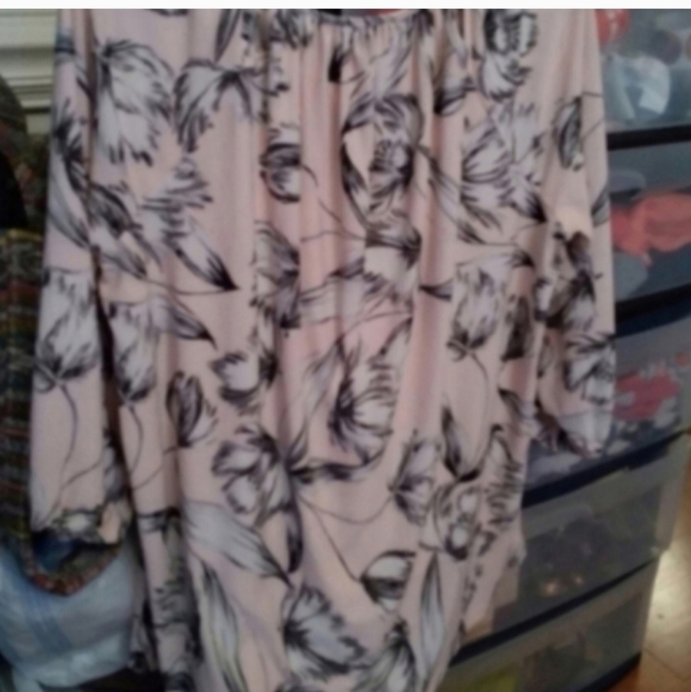 Roz & Ali Floral Print Women's Blouse 1X Pale Pink Black White Gray EUC Career